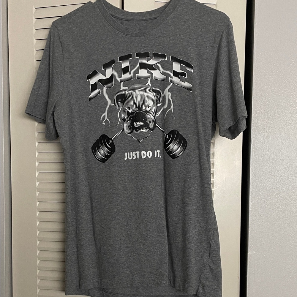 Men’s Nike Bulldog Graphic Tee in Gray size small